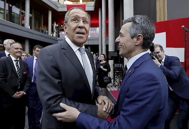 Neubau. Der russische Aussenminister Sergej Lawrow begutachtet gemeinsam mit Bundesrat Ignazio Cassis die neue Schweizer Botschaft in Moskau.