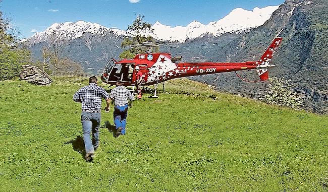 Die «Genderbüebu» auf dem Weg zum Helikopter der Air Zermatt. 