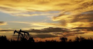 Eine Rakete ist am Sitz mehrerer &Ouml;lkonzerne im S&uuml;den des Iraks eingeschlagen und hat drei Menschen verletzt. 