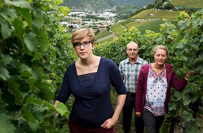 Den Titel Schweizer Biowinzer des Jahres hat Sandrine Caloz, die mit ihren Eltern Conard und Anne-Carole das Cave Caloz in Miège im Wallis führt, gewonnen.