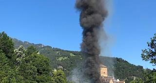 65 Feuerwehrleute haben am Mittwochmorgen in Tomils im b&uuml;ndnerischen Domleschg einen Brand des Schlosses Ortenstein sowie eines Wohnhauses verhindert. 