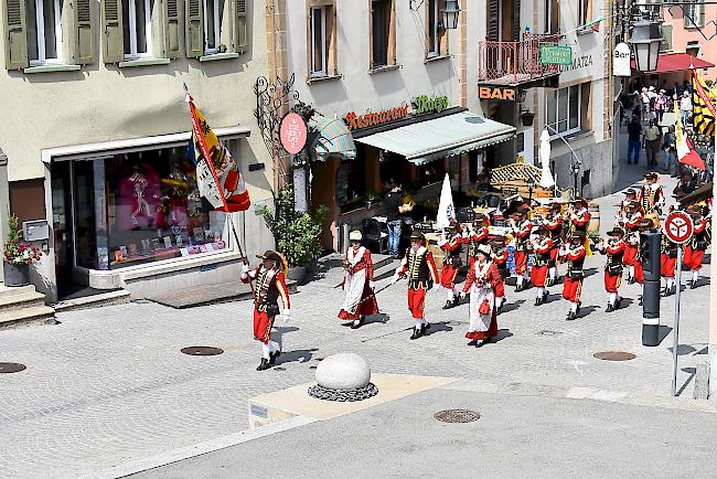 Tambouren und Pfeifer ziehen durch die Briger Altstadt.