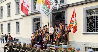 Zum ersten Male begleitete in Sitten an Fronleichnam eine Ehrenformation der Ex-Gardisten nach dem Gottesdienst das Allerheiligste durch die Altstadt.