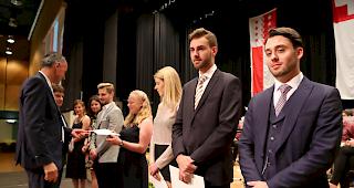 Bildungsminister Christophe Darbellay &uuml;berreicht die Maturadiplome. 