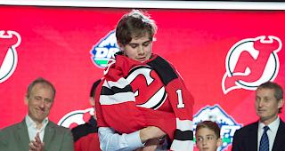 Nummer-1-Draft. Jack Hughes (Bildmitte) im Dress der New Jersey Devils.