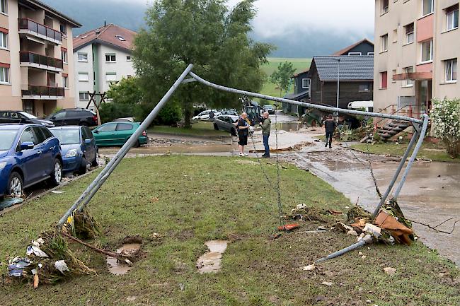Bei heftigen Gewittern sind im Val-de-Ruz im Kanton Neuenburg am Freitagabend vier Personen verletzt worden, eine von ihnen schwer.