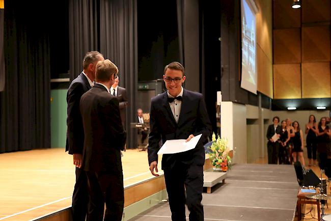 Bildungsminister Christophe Darbellay (hinten) und Olivier Mermod verteilen die OMS-Zertifikate.