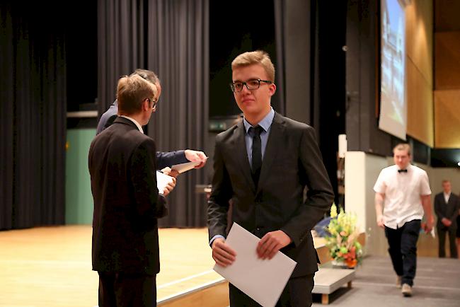 Bildungsminister Christophe Darbellay (hinten) und Olivier Mermod verteilen die OMS-Zertifikate.