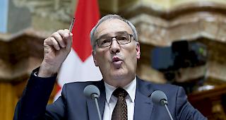 &Uuml;berzeugt.&nbsp;F&uuml;r Bundesrat Guy Parmelin steht fest: Mit dem Aktionsplan Pflanzenschutz und der Agrarpolitik 22+ kann der Bund Massnahmen treffen gegen mit Pestiziden belastetes Trinkwasser.