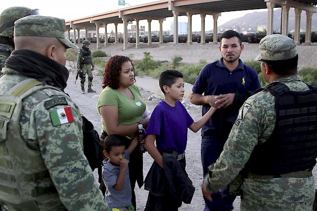 Mexiko - USA. In den vergangenen Tagen versuchten mehrfach Gruppen von Migranten, trotz der verstärkten Überwachung die US-Grenze zu überqueren.