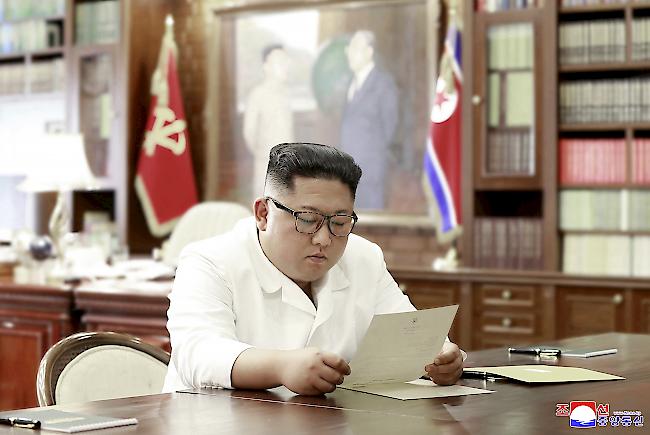 Unbekannter Inhalt. Nordkoreas Machthaber Kim Jong Un erhält Post von US-Präsident Donald Trump.
