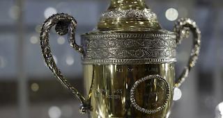 Boris Becker, der in Gro&szlig;britannien lebt, wurde im Juni 2017 f&uuml;r bankrott erkl&auml;rt. Einige seiner Andenken werden nun versteigert, darunter auch Wimbledon-Troph&auml;en.