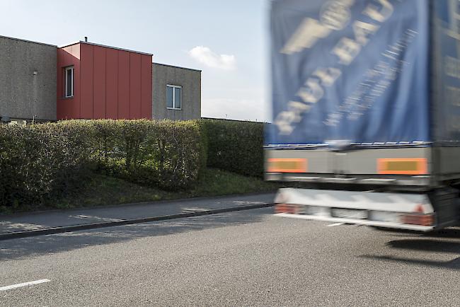 Ausnahmetransporte (Transporte über 40 Tonnen) über das Viadukt bei Riddes sind ab Montag 15.00 Uhr bis auf weiteres untersagt (Symbolbild). 