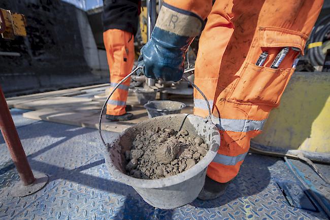 Die Unia fordert, dass Baustellen mit direkter Sonneneinstrahlung, etwa auf Autobahnen oder auf Baustellen mit starker Rückstrahlung bei Temperaturen über 35 Grad geschlossen werden. 