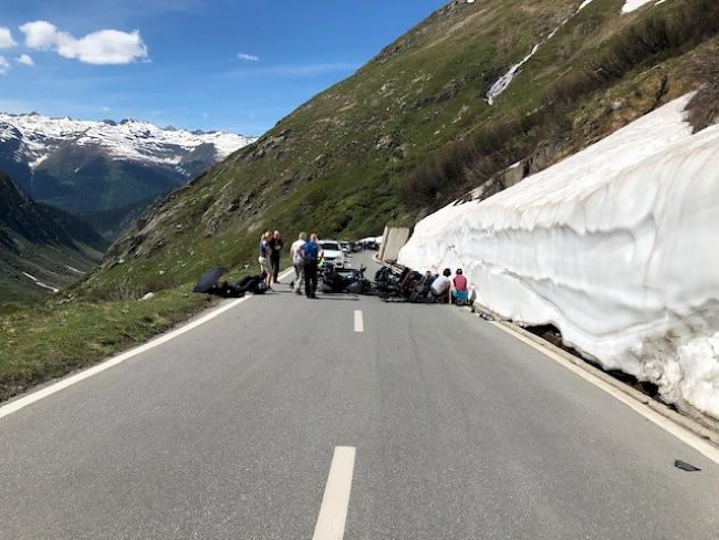 Frontalkollision zweier Motorräder am Nufenenpass.