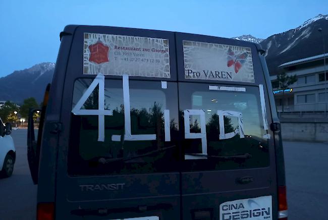 Aufsteiger verhöhnt Absteiger. Für das letzte Meisterschaftsspiel lieh sich der FC Leuk-Susten einen Mannschaftsbus des FC Varen aus.