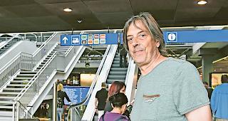 Unterwegs mit seinen Geschichten. Pedro Lenz auf dem Bahnhof in Bern: Reisender in Sachen guter Literatur.&nbsp;