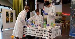 <b>MINT-Parcours.</b> Kinder und Jugendliche experimentieren mit Lebensmitteln im Bereich der Chemie ...