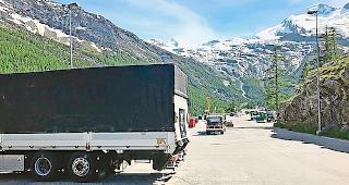 Auf dem Parkplatz in Saas-Fee wurden Parkverbotsschilder an den Strassenlaternen (r.) entfernt.