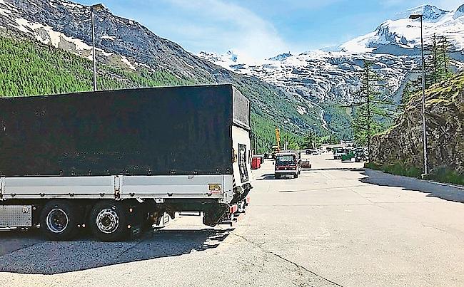 Auf dem Parkplatz in Saas-Fee wurden Parkverbotsschilder an den Strassenlaternen (r.) entfernt.