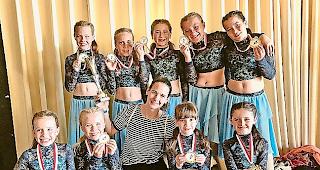 Tanzlehrerin Nicole Theler-B&auml;renfaller mit der siegreichen Sch&uuml;ler-Formation in der Disziplin Jazz/Modern. 