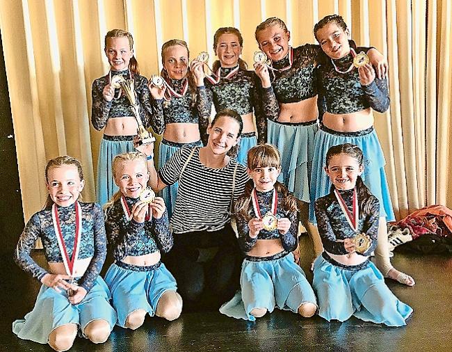 Tanzlehrerin Nicole Theler-Bärenfaller mit der siegreichen Schüler-Formation in der Disziplin Jazz/Modern. 