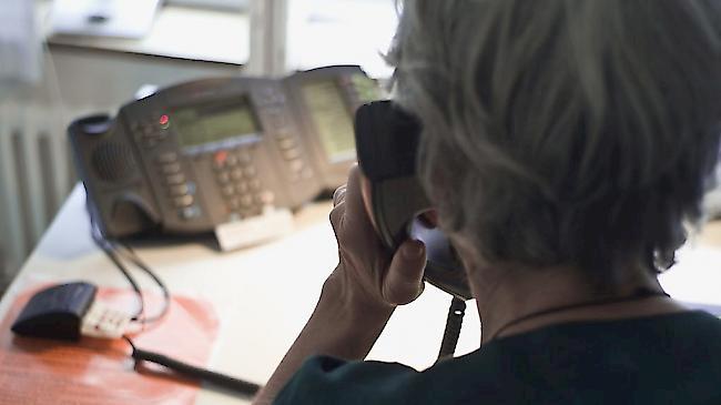 Betrug auf Anruf. Falsche Polizisten knüpften einer wohlhabenden Zürcherin 3,6 Millionen Franken ab. (Symbolbild)