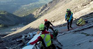 Rettungskr&auml;fte bergen die Tr&uuml;mmerteile.