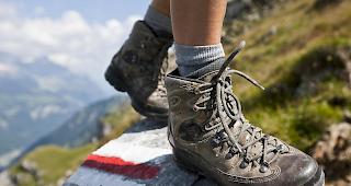 Der neue Rad- und Wanderweg in der Sch&ouml;llenen f&uuml;hrt durch zwei Unterf&uuml;hrungen und einen Tunnel und verl&auml;uft streckenweise auf den Galeried&auml;chern der Bahn und der Strasse. (Symbolbild)