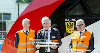 Alain Barbey (SBB Regionenleiter West), Staatsrat Jacques Melly und Stadtpr&auml;sident Louis Ursprung vor dem auf den Namen "Brig-Glis" getauften FV Dosto-Zug.