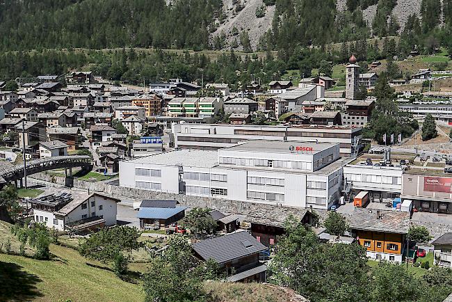 Das Scintilla-Werk in St. Niklaus vergrössert mit dem neuen 4000 Quadratmeter grossen Erweiterungsbau (links im Bild) seine Produktionsflächen auf insgesamt 26 600 Quadratmeter. Analog zum rechten Gebäude könnte das zweistöckige neue Gebäude künftig noch um ein drittes Stockwerk erweitert werden.