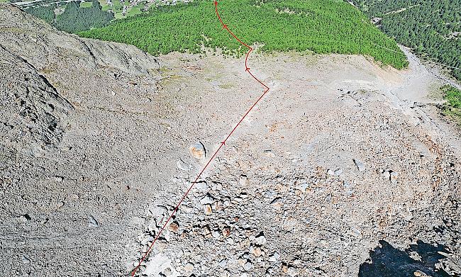 Sturzbahn. Der 150 Tonnen schwere Felsblock rollte vom Grabengufer auf 2800 Meter über Meer in Richtung Tal.