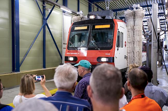 Rund 1000 Besucherinnen und Besucher kamen am Samstag in die SBB-Serviceanlage in Brig.