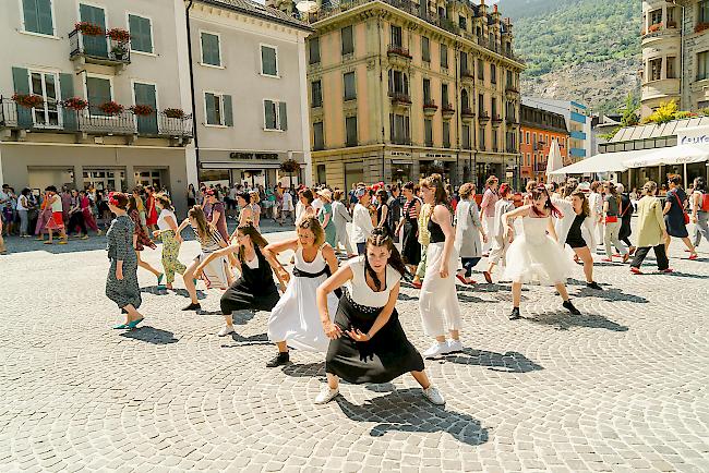 <b>Modeschau.</b> Die Choreografie der Modeschau auf dem Briger Sebastiansplatz.