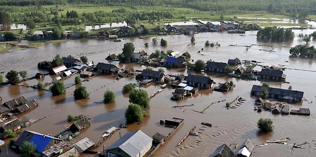 Bei einem schweren Hochwasser in Sibirien sind nach Angaben des russischen Zivilschutzes mindestens fünf Menschen ums Leben gekommen. 