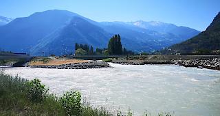 Der Rotten wie hier auf der H&ouml;he von Baltschieder, wo die Vispa in den Rotten einm&uuml;ndet, f&uuml;hrt aufgrund der Hitzewelle so viel Wasser wie selten zuvor.