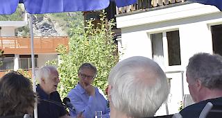 Adolf Muschg (links) mit Moderator Reto Sorg: Packender Auftritt in Leukerbad. Fotos wb