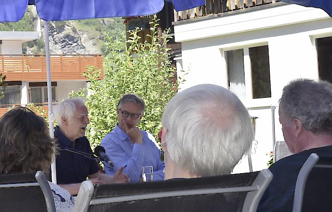 Adolf Muschg (links) mit Moderator Reto Sorg: Packender Auftritt in Leukerbad. Fotos wb