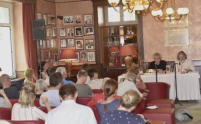Karl-Markus Gauss (am Tisch links) nahm sein Publikum mit auf seine Reise durch sein Zimmer.