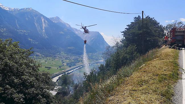 Trockene Umgebung. Der Brand wird von der Luft aus bekämpft.