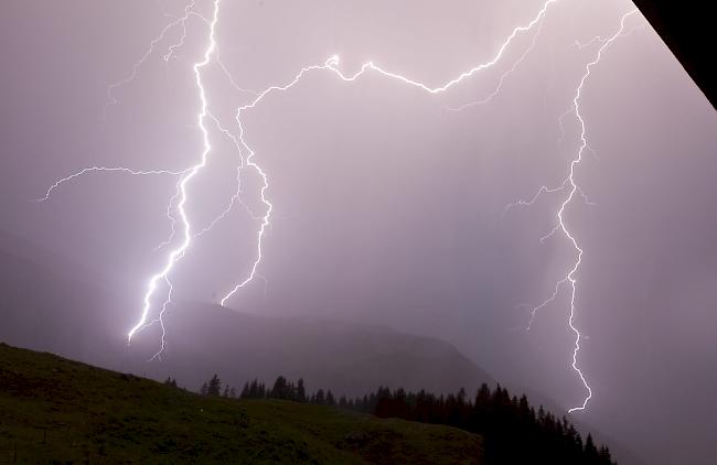 Am Montagabend könnte es Hagel, Sturmböen und Starkregen mit hoher Blitzaktivität geben. 