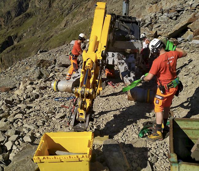 ... um einen acht Tonnen schweren Bagger zum Blockgletscher hochzufliegen.