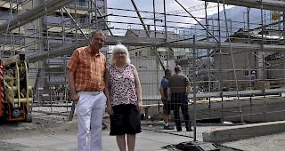 Hermann und Claudine Schmidt vor der Baustelle.