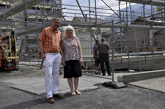 Hermann und Claudine Schmidt vor der Baustelle.