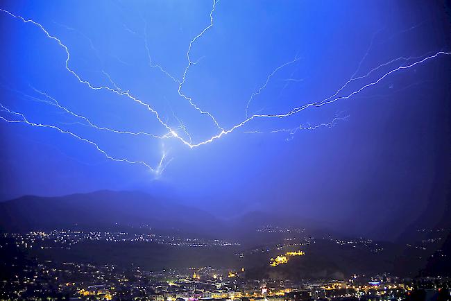 Ebenso schossen in Sitten atemberaubende Blitze durch die Nacht.