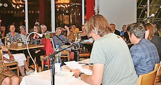 Mitternachtslesung auf Torrent: Pedro Lenz, Rolf Hermann und Tanja Maljartschuk (von links).