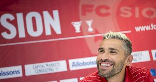 Das intensivste Blitzlichtgewitter hatte Valon Behrami bei der Pressekonferenz am Donnerstag in Sitten auf sicher. Der langj&auml;hrige Legion&auml;r spielt zum ersten Mal &uuml;berhaupt in der Super League.
