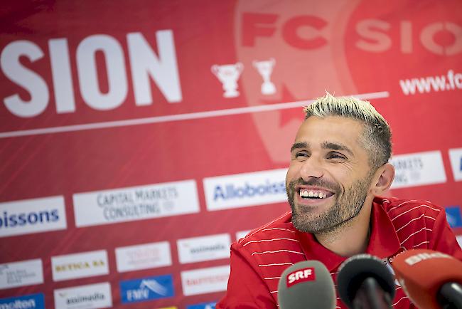 Das intensivste Blitzlichtgewitter hatte Valon Behrami bei der Pressekonferenz am Donnerstag in Sitten auf sicher. Der langjährige Legionär spielt zum ersten Mal überhaupt in der Super League.