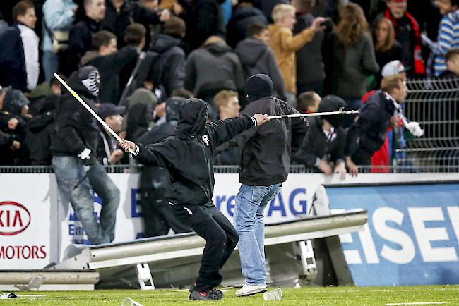 Ende Juni waren in der Hooligan-Datenbank 1579 Personen registriert. Es wurden 573 Stadionverbote ausgesprochen und 371 Rayonverbote. (Symbolbild)