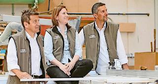 Neue Inhaber der r-team Schreinerei AG in Gampel. Edwin Schmid, Natascha Hauser und Edmund &shy;Kalbermatten (von links).Foto zvg